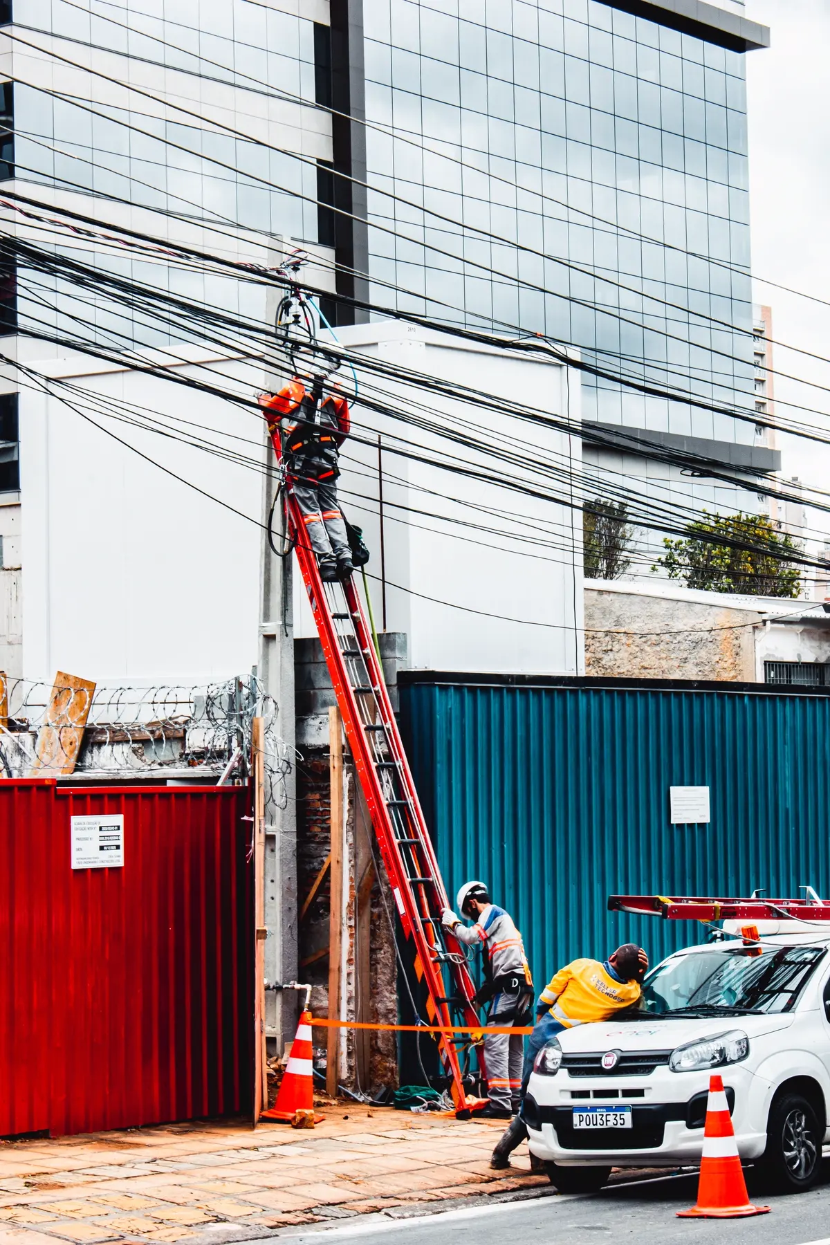 Cuadrilla de instalación con unidad y escalera