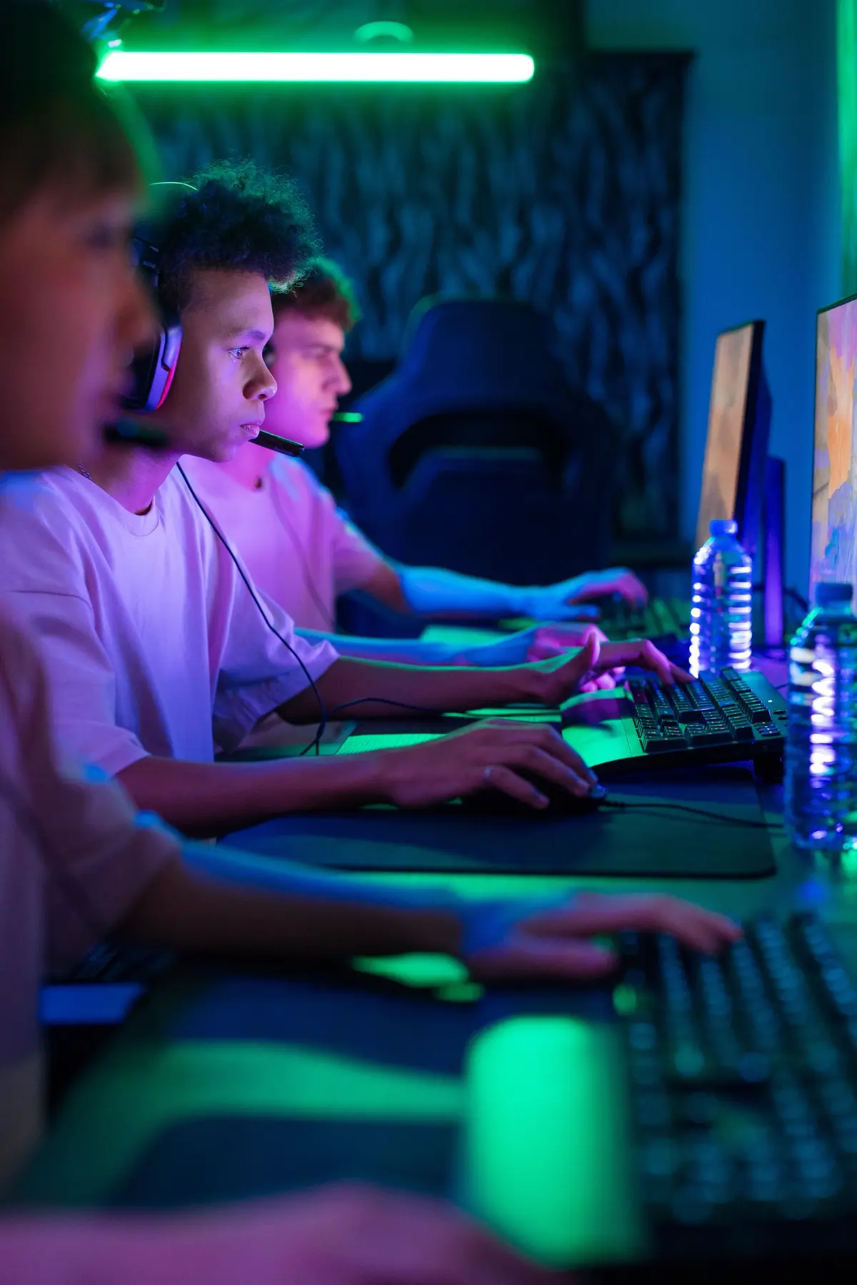 Jugadores en una sala de esports iluminada en verde