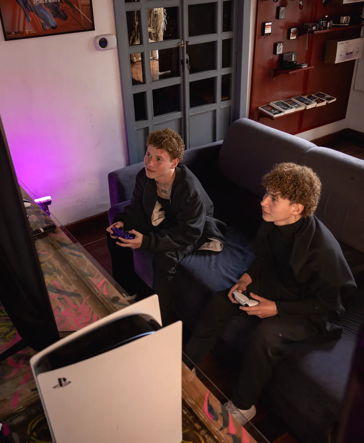Dos jóvenes jugando consola en casa