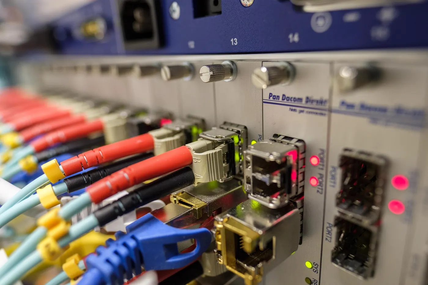 Panel de parcheo con enlaces de fibra