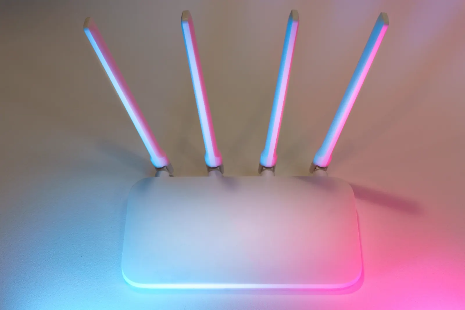 Router wifi iluminado con luces de marca