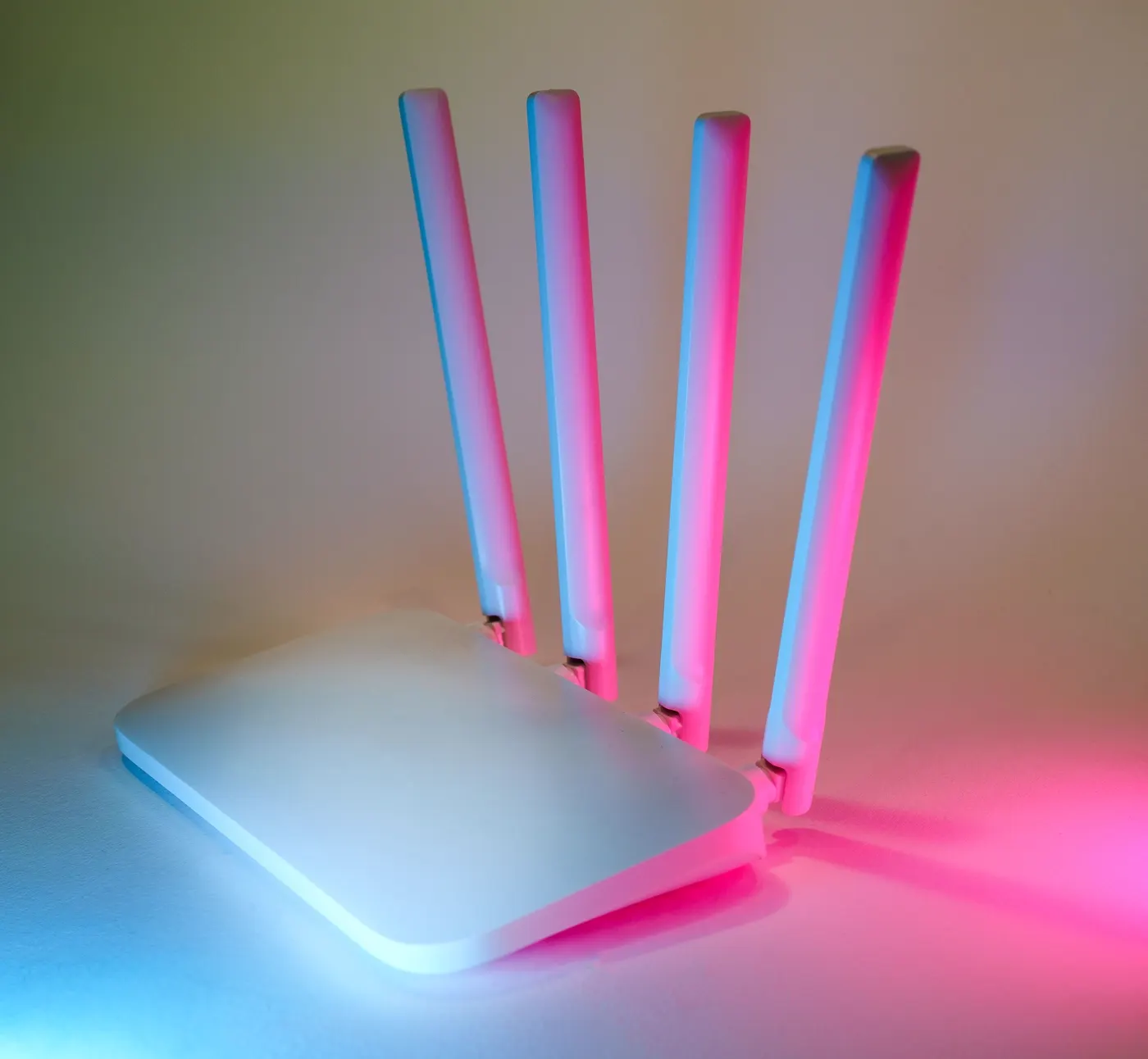 Router wifi con antenas iluminado en magenta y cian