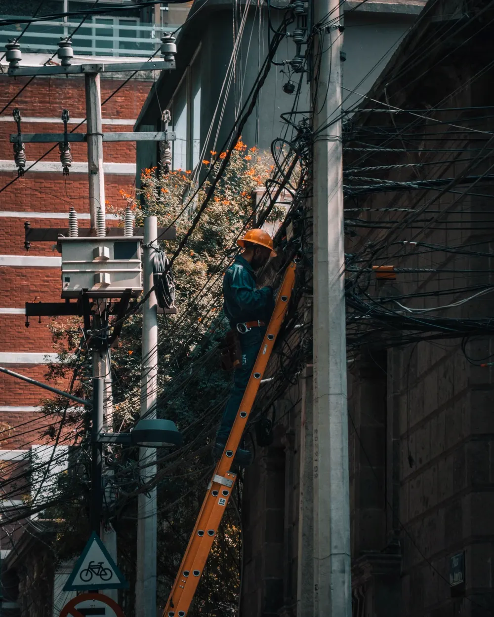 Técnico trabajando en un poste de tendido