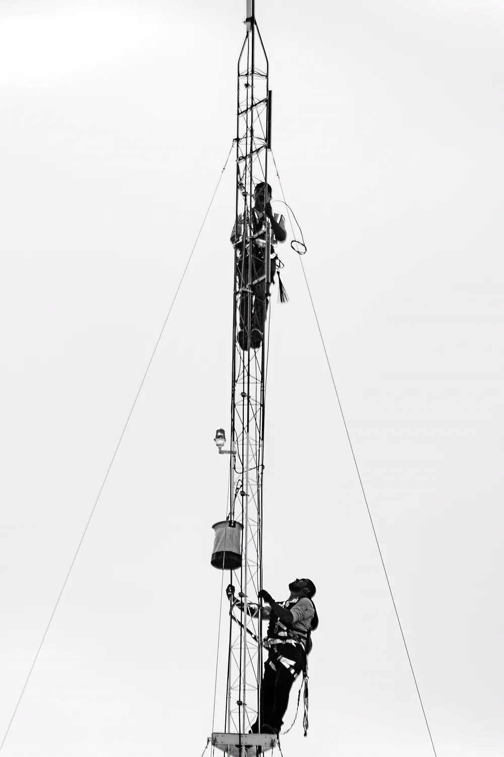 Cuadrilla trabajando en una torre de comunicaciones